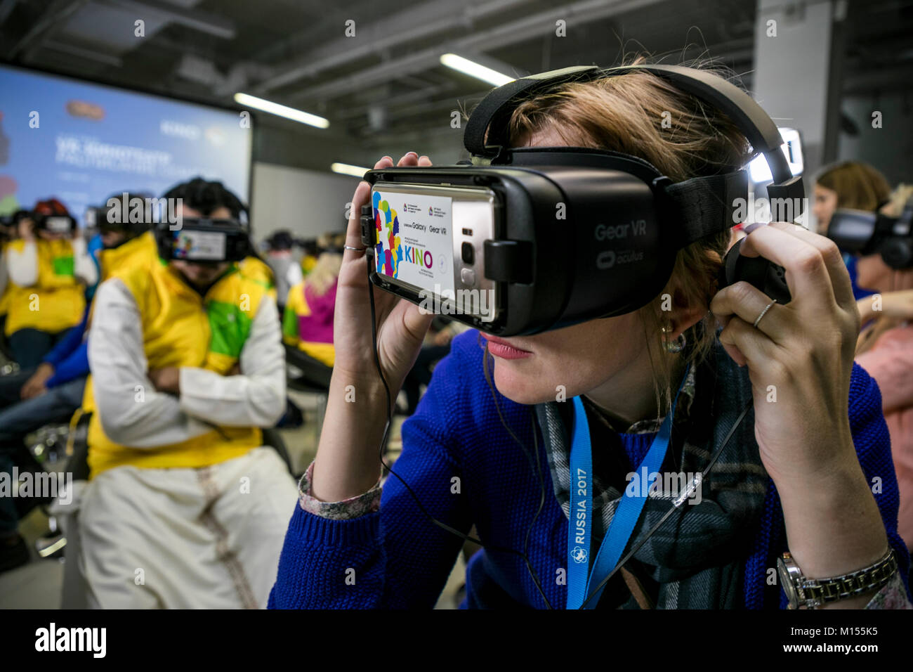 Chica en marcha Samsung gafas VR con entusiasmo viendo la película en el cine de la realidad virtual en Sochi, Rusia Foto de stock