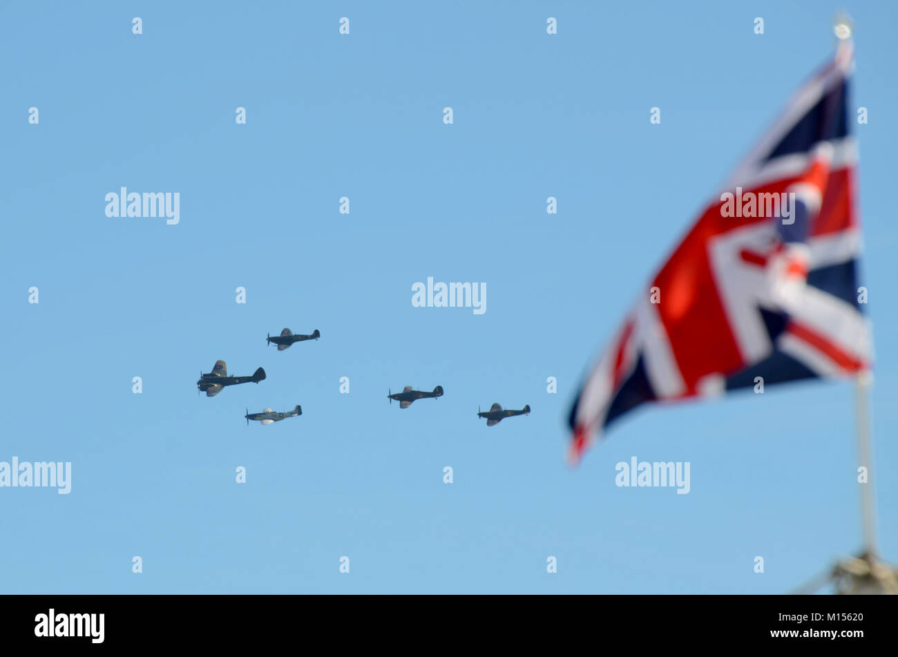 Segunda Guerra Mundial aviones que vuelan pasado una bandera Union Jack. Los aviones de la guerra mundial dos. Flypast Foto de stock