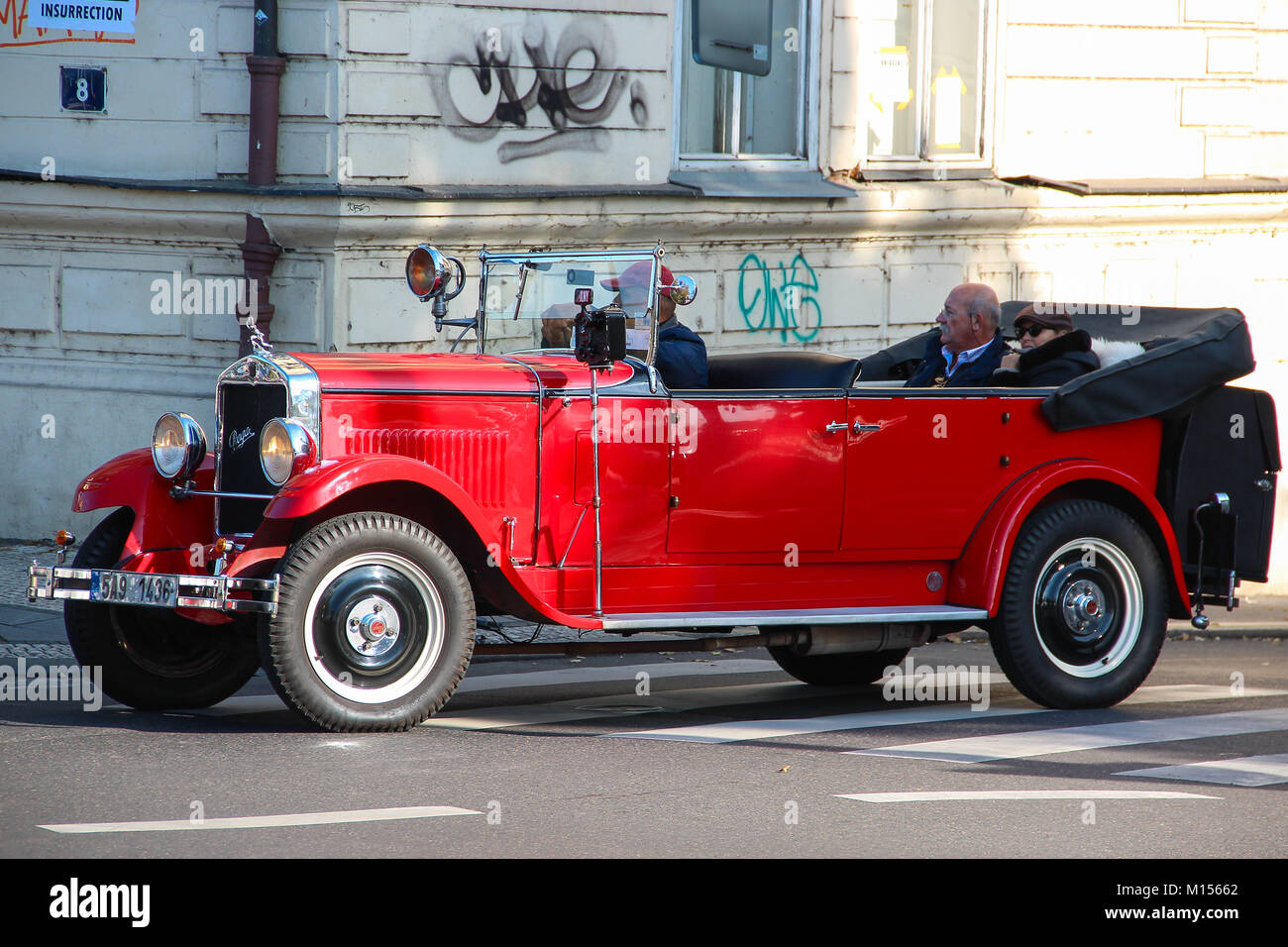 Praga rojo coche usado para excursiones en las calles de Praga, República Checa. Foto de stock