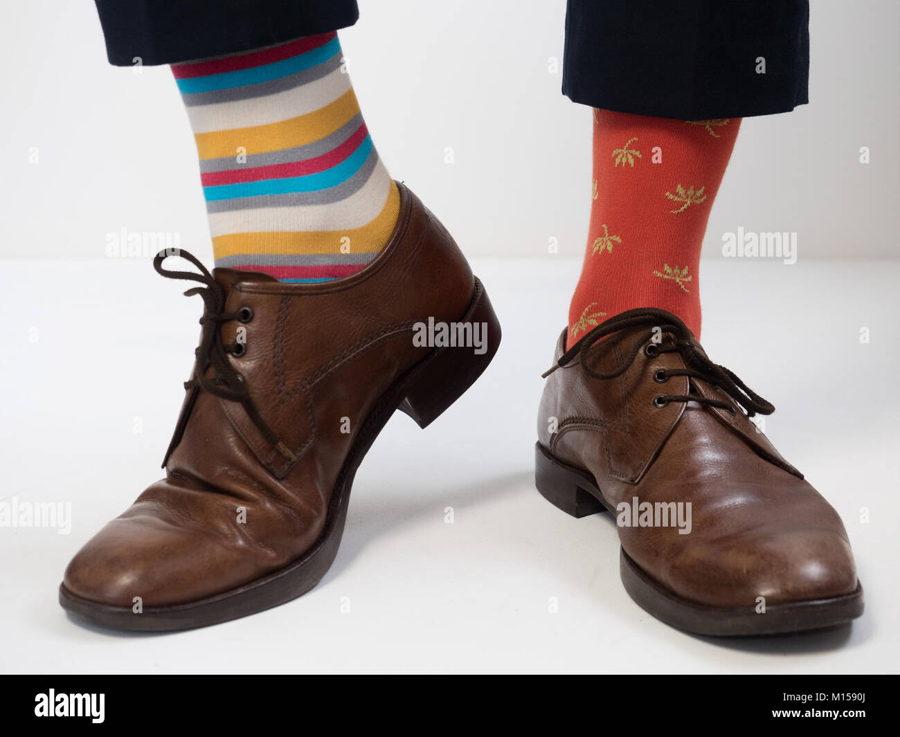 Hombre de pies en zapatos y calcetines gracioso y elegante. Hombre de  estilo. Vintage zapatos Fotografía de stock - Alamy