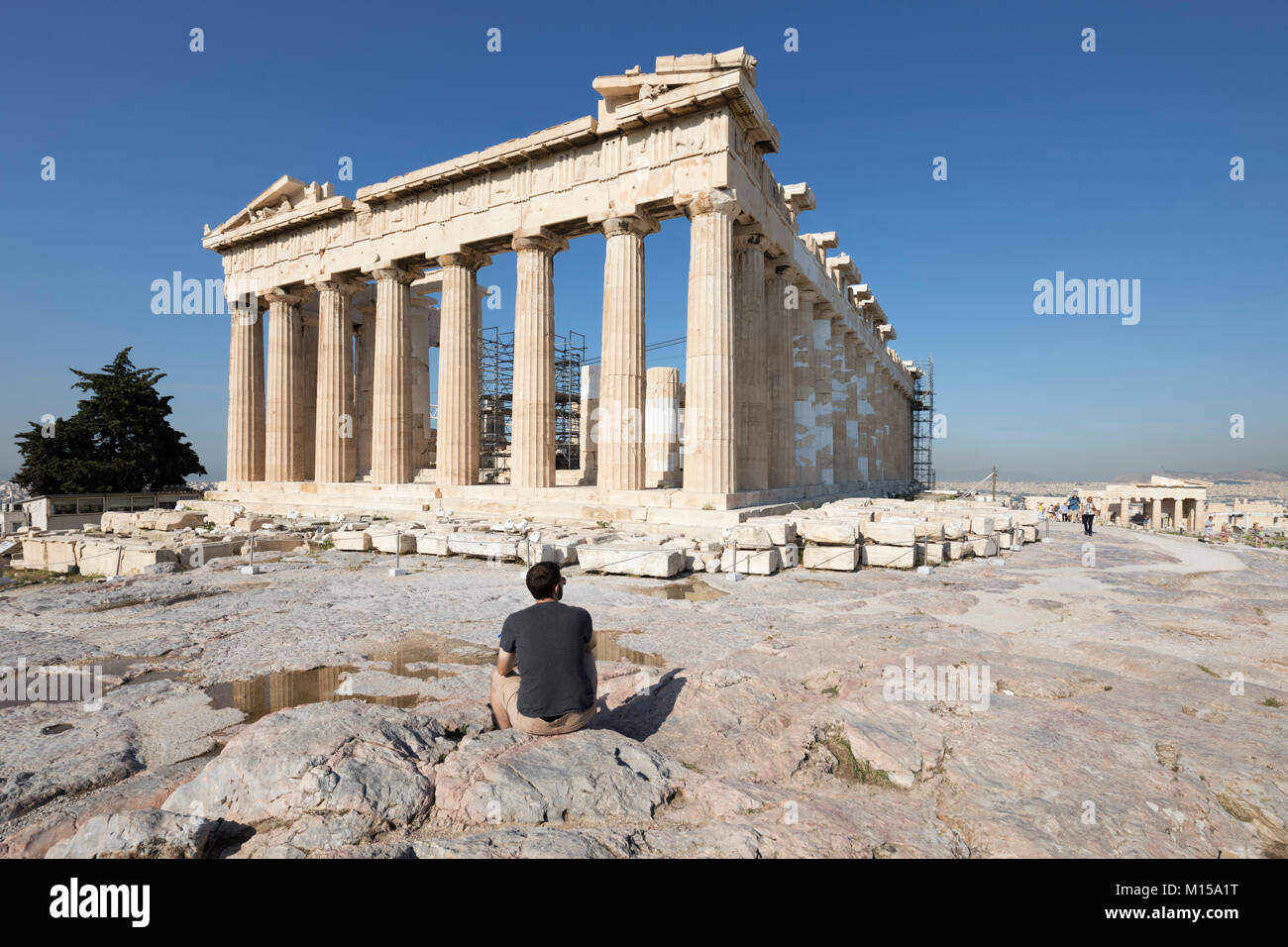 El antiguo Partenón en la cima de la Acrópolis, Atenas, Grecia, Europa Foto de stock