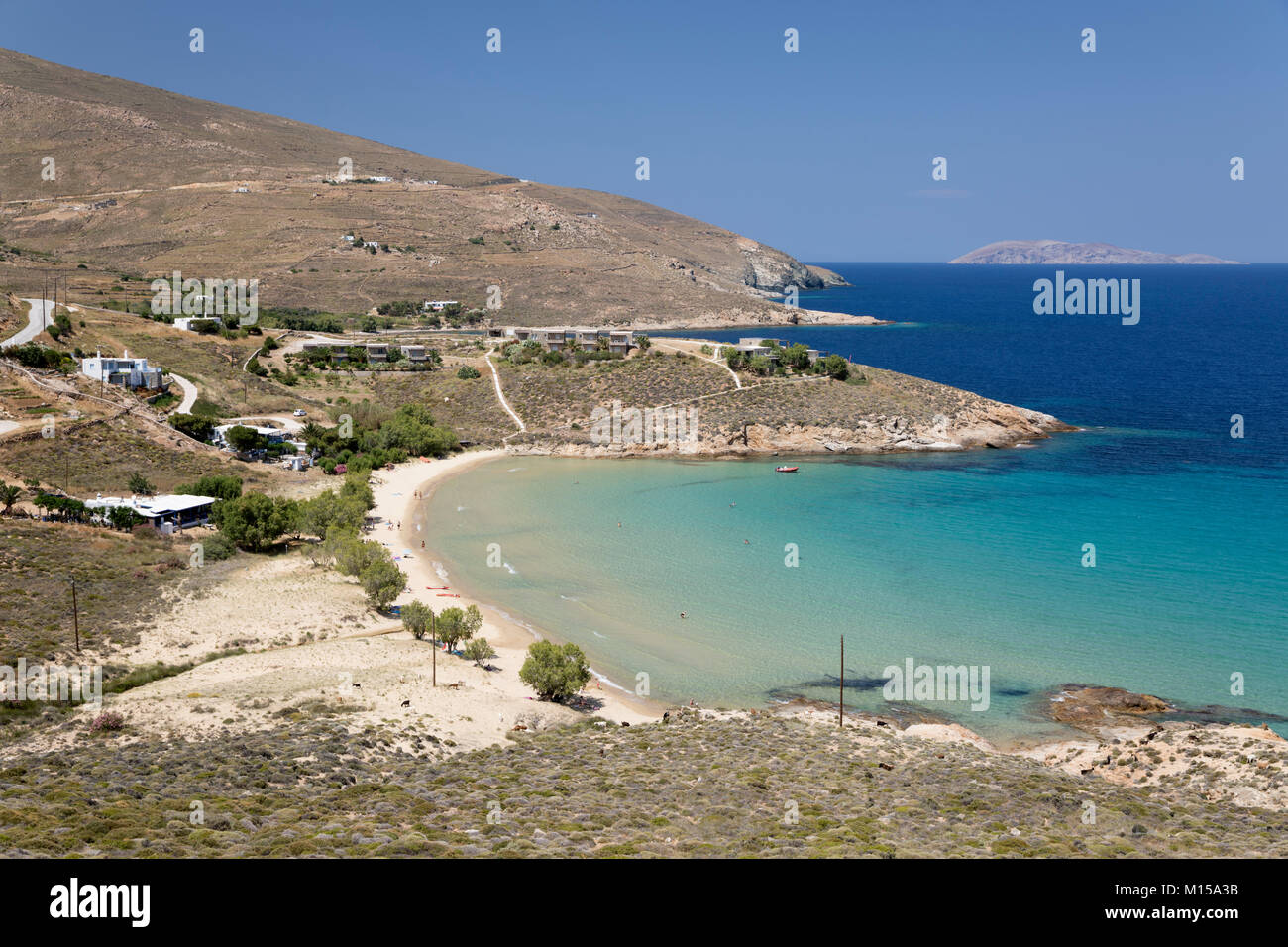 Vista sobre la playa de Psili Ammos en la costa oriental de la isla de Serifos, Cyclades, islas griegas del Mar Egeo, Grecia, Europa Foto de stock