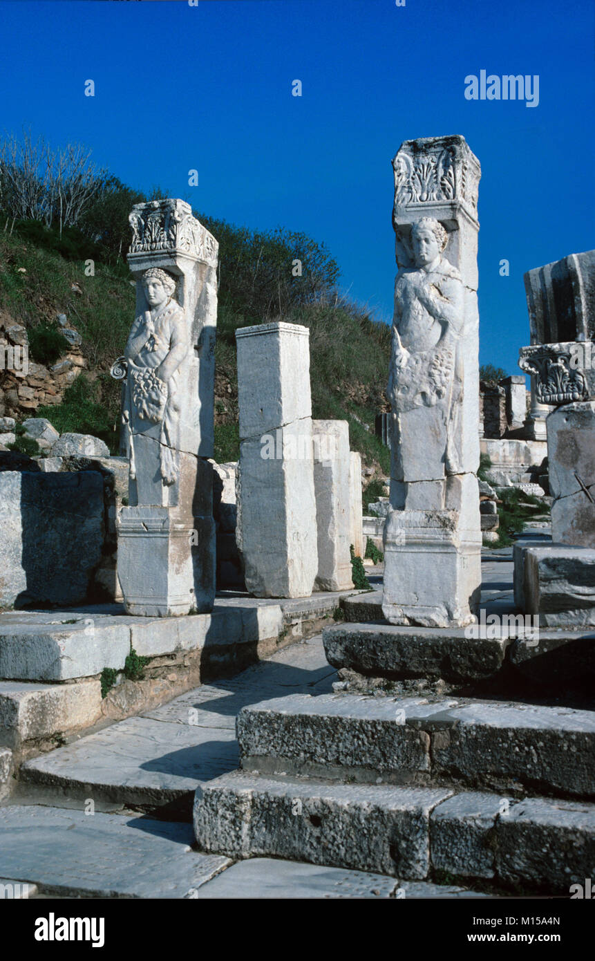 Sigue el arco de la Puerta de Hércules, Calle Curetes, Éfeso, Turquía  Fotografía de stock - Alamy