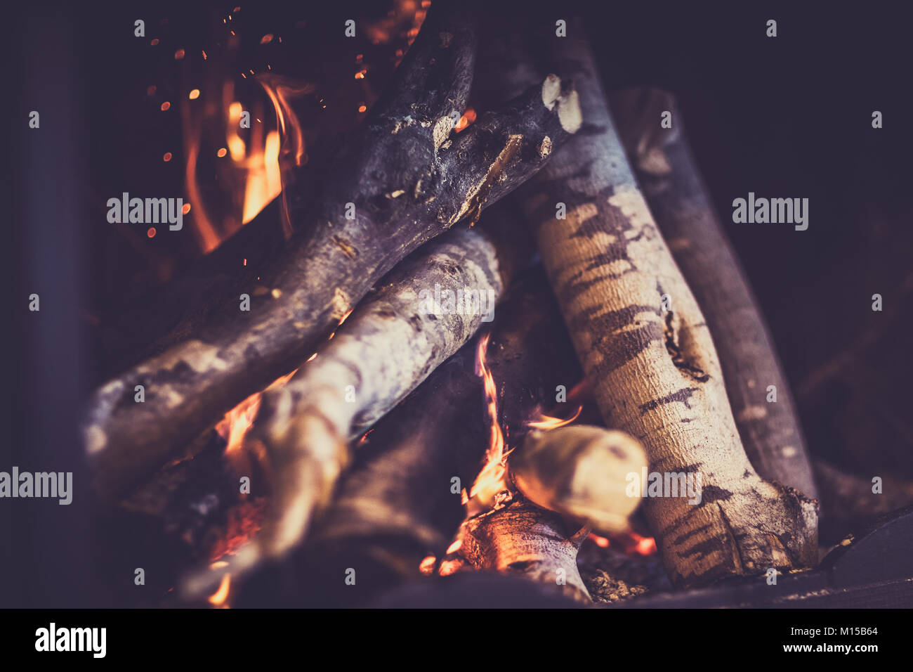 Hoguera, quemando woodpile fondo romántico, acogedor, noche de invierno cerca de chimenea Foto de stock