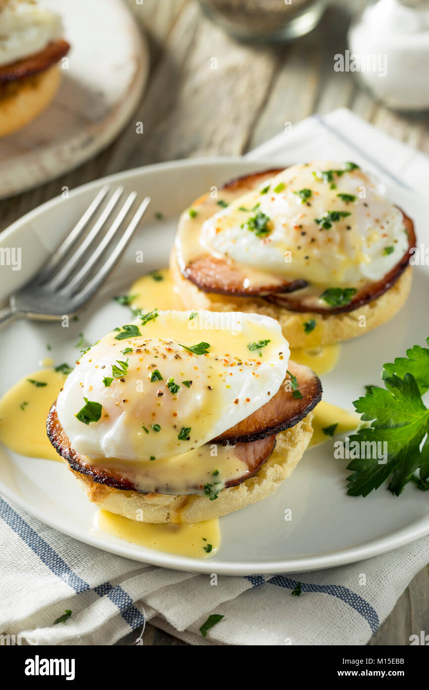 Huevos Benedict casero con tocino y salsa holandesa Foto de stock