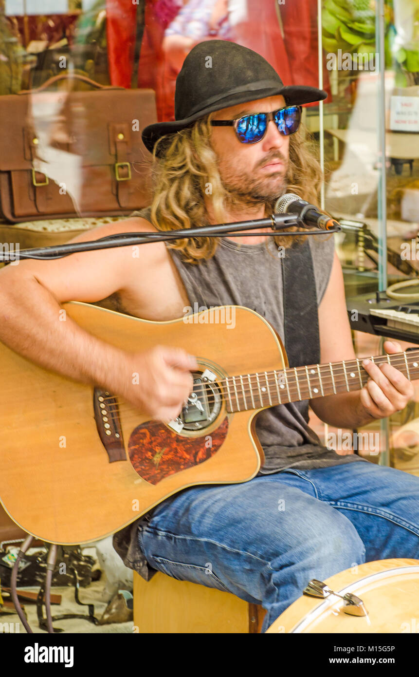 El vocalista y guitarrista Matty Rogers busking en Tamworth Australia's Country Music Festival 2018. Foto de stock