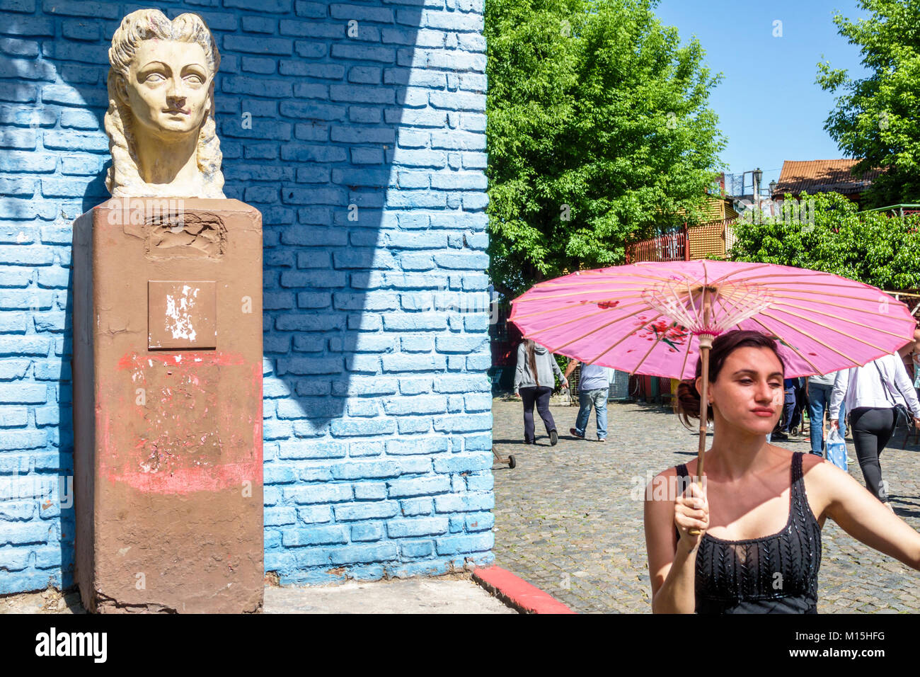 Buenos Aires Argentina,Caminito Barrio de la Boca,museo de la calle,barrio inmigrante,escultura,arte,adultos mujer mujer mujer mujer mujer mujer,holding Foto de stock