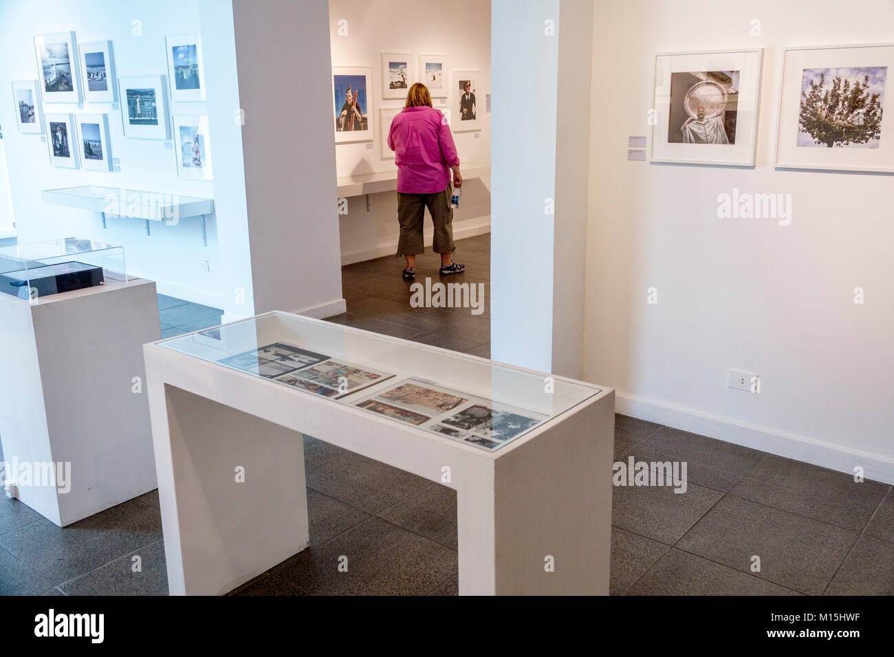 Robert capa exhibition fotografías e imágenes de alta resolución - Alamy