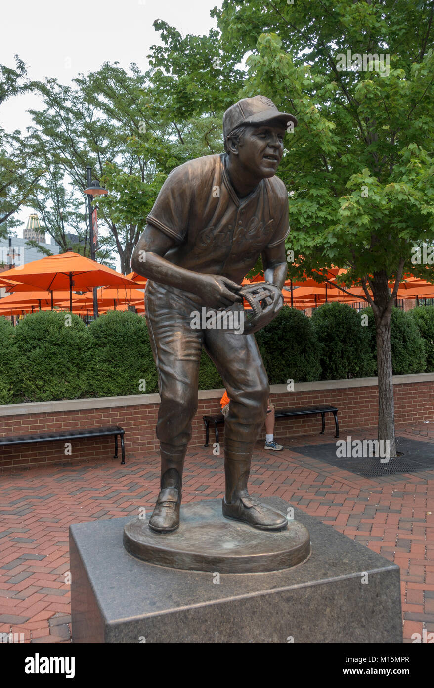 Miembro del Salón de la Fama de la escultura de Brooks Robinson en el Oriole Park en Camden Yards, el hogar del equipo de MLB Orioles de Baltimore, Baltimore, Maryland, EE.UU. Foto de stock