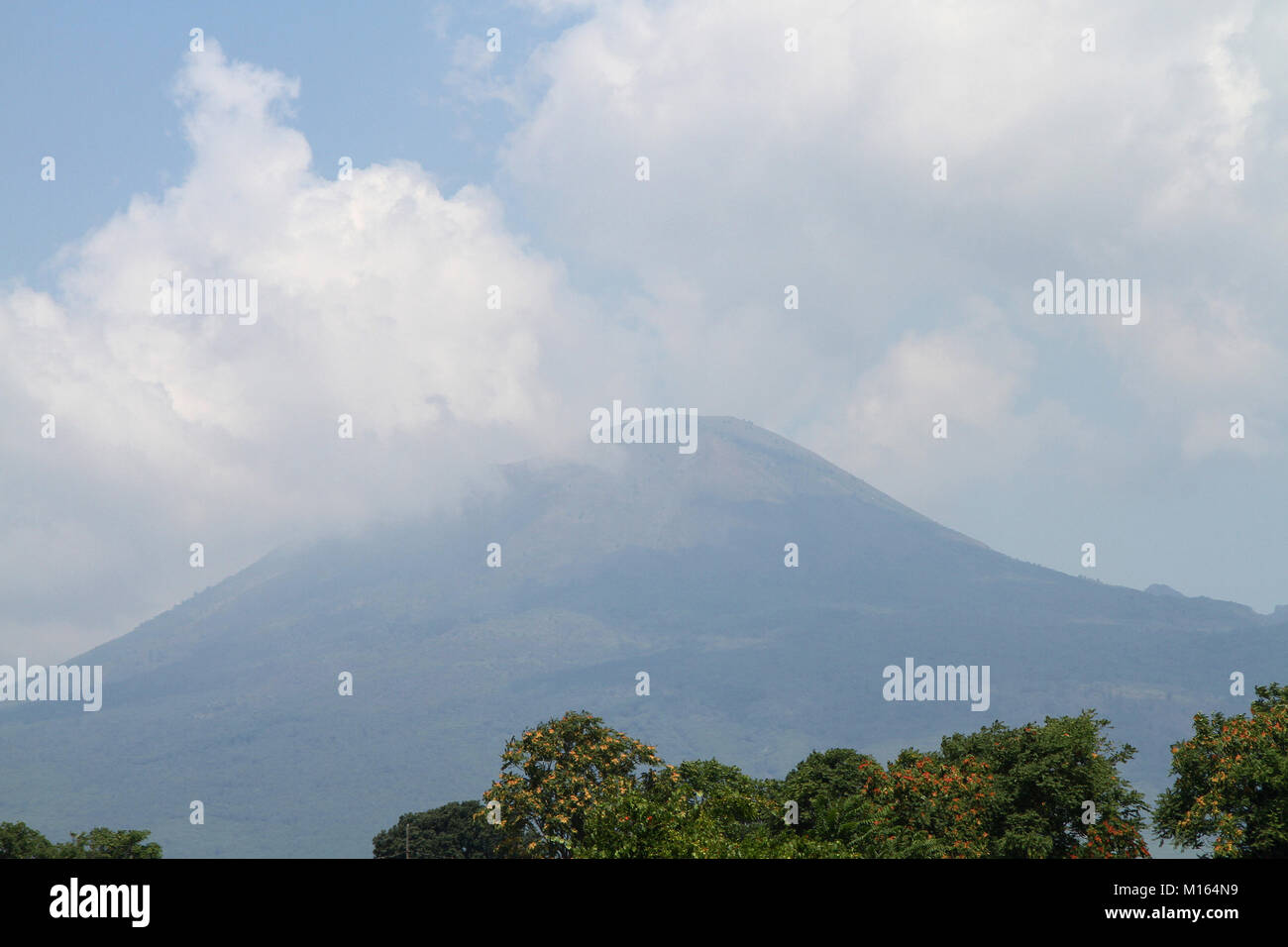 El monte Vesubio, con nubes, Golfo de Nápoles, Pompeya, Nápoles, Campania, Italia. Foto de stock