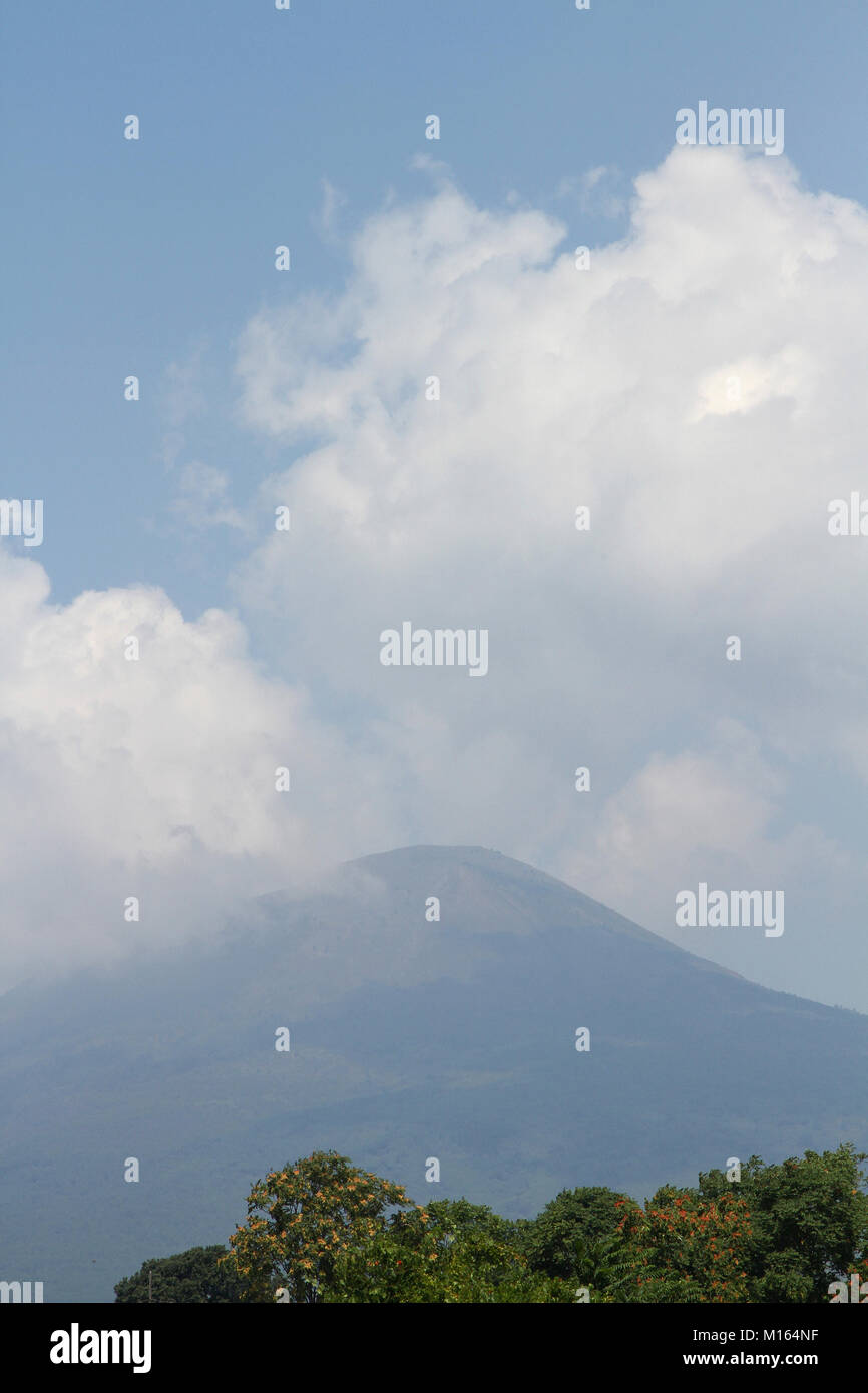 El monte Vesubio, con nubes, Golfo de Nápoles, Pompeya, Nápoles, Campania, Italia. Foto de stock