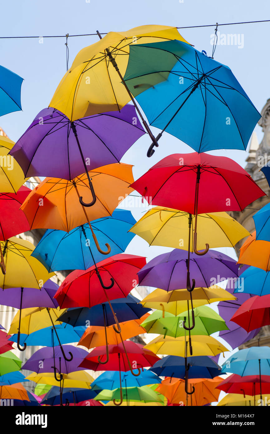 Paraguas abiertos para decoración en diferentes colores Fotografía de stock  - Alamy