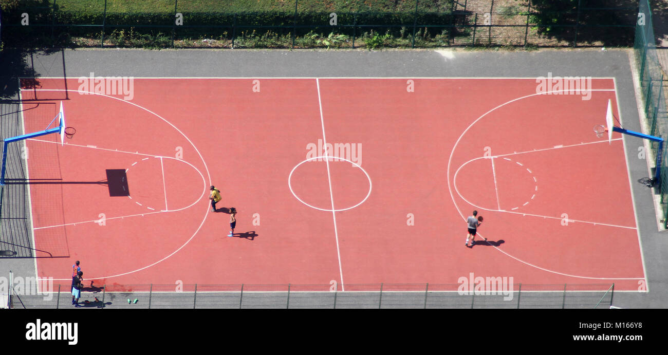 Cancha de baloncesto en la AFAC (Kung Fu / Wushu Adulte et enfant) instalaciones deportivas de la Torre Eiffel, en París, Francia. Foto de stock