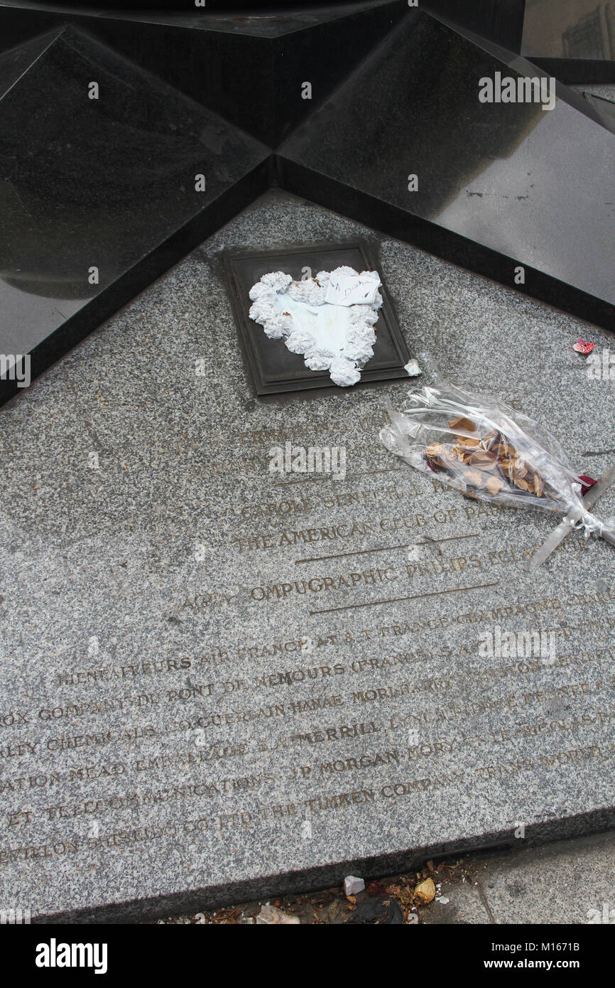 Placa con ofrendas florales en la Llama de la libertad, escultura, extraoficiales memorial de la Princesa Diana, París, Francia. Foto de stock