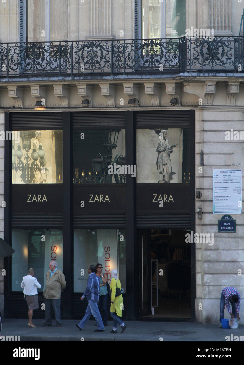 La primera tienda de Zara en la Place de l'Opera street, París, Francia  Fotografía de stock - Alamy