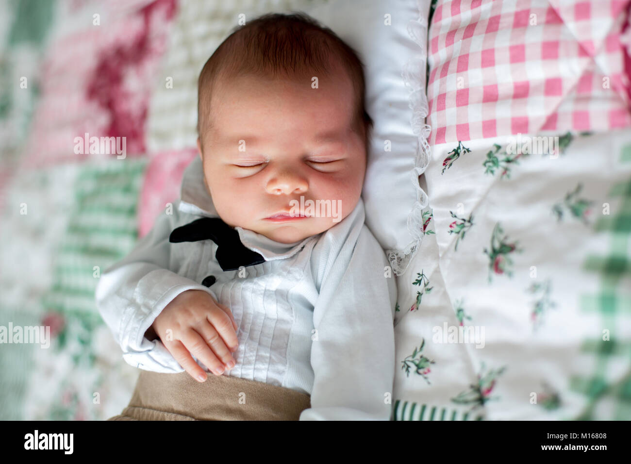 Pequeno Y Hermoso Bebe Recien Nacido Varon Vestido Como Poco Senores Dormir En La Cama Lindo Juguete Junto A El Fotografia De Stock Alamy