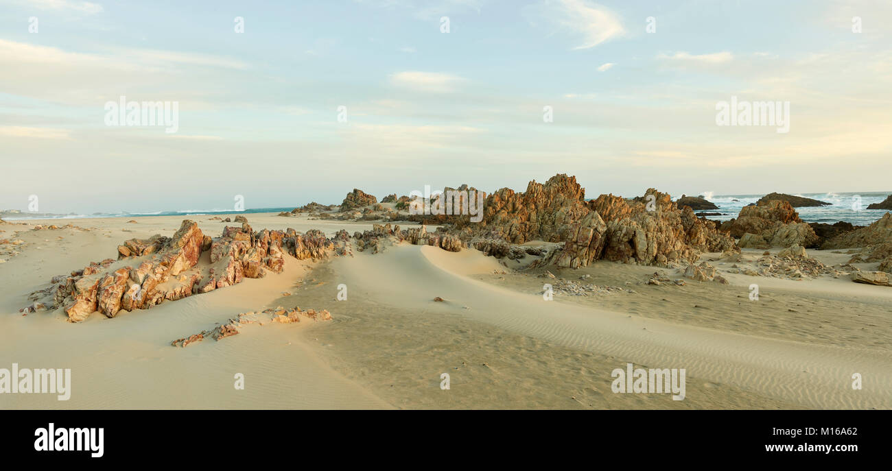 Playa rocosa Muffels Bay, Knysna, Ruta Jardín, Sudáfrica Foto de stock