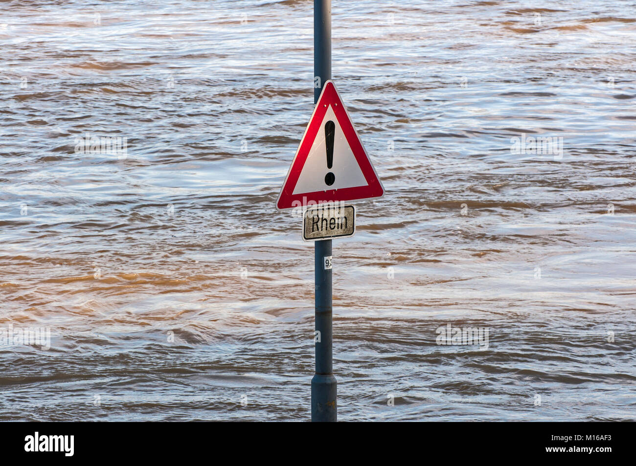 Las inundaciones en el río Rin, Krefeld, NRW, Alemania. Foto de stock