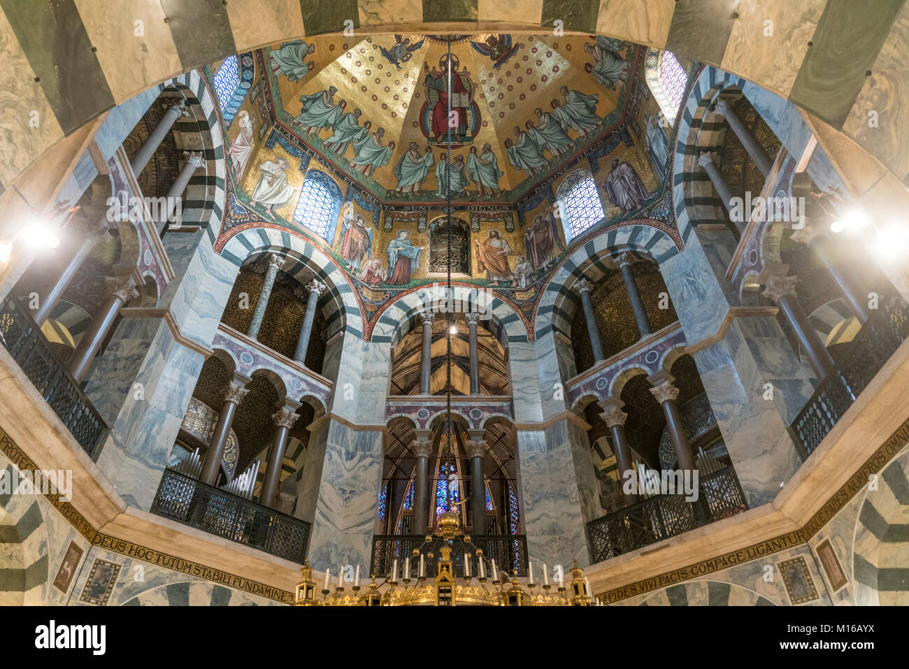 Cúpula octogonal de mosaicos en el techo de la catedral de Aachen, Aquisgrán, Renania del Norte-Westfalia, Alemania Foto de stock