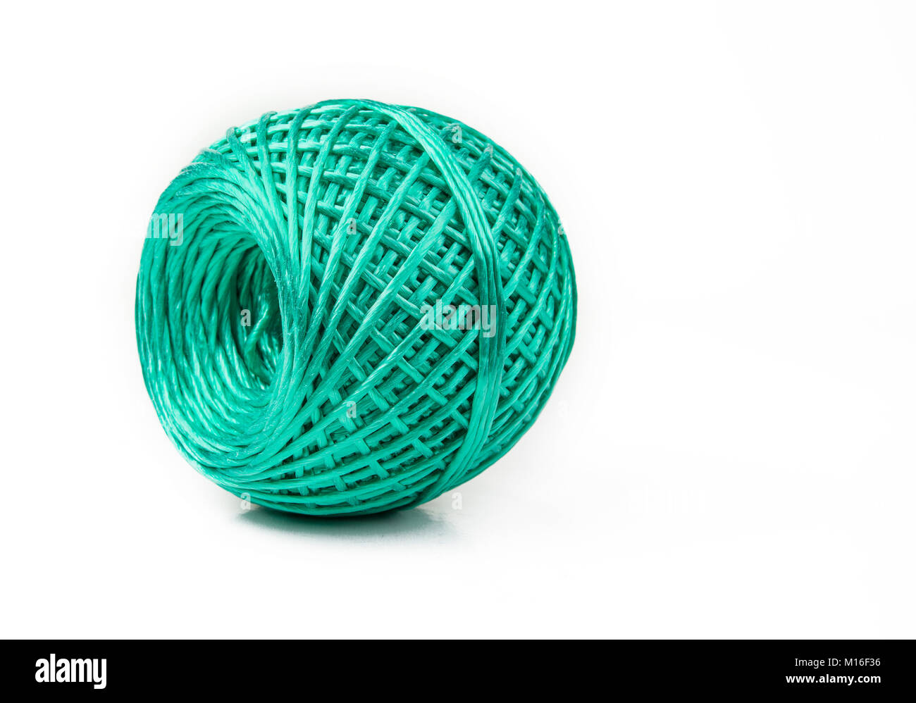 Bola de cuerdas de nylon artificial para el hogar en blanco Fotografía de  stock - Alamy