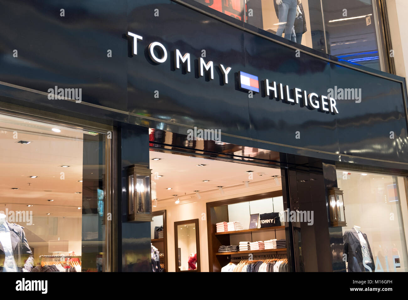 Hong Kong, 21 de enero de 2018: Tommy Hilfiger tienda en Hong Kong. Tommy  Hilfiger Corporation es una compañía de ropa americana Fotografía de stock  - Alamy