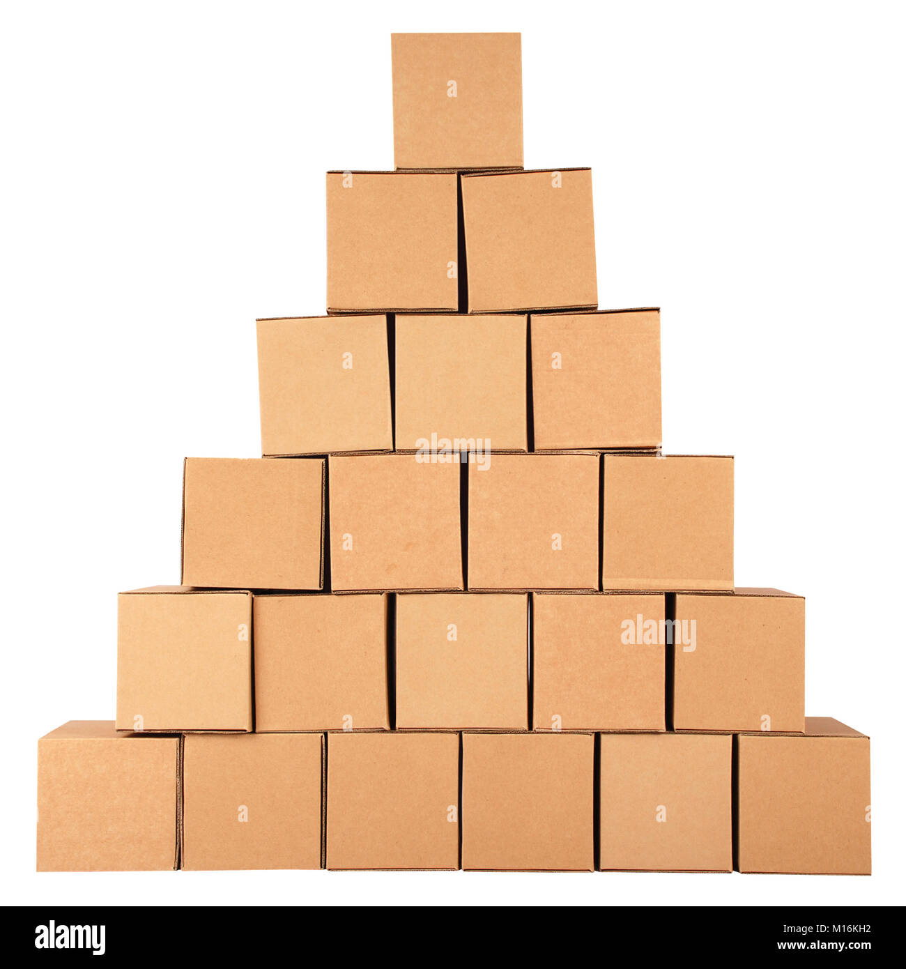Cajas de cartón.Pirámide de cajas sobre fondo blanco Fotografía de stock -  Alamy