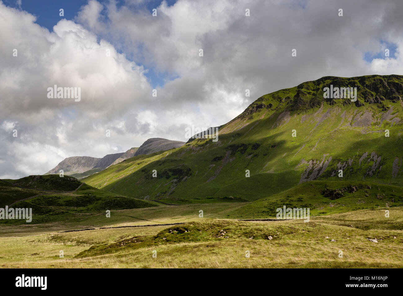 Las montañas alrededor de Cader Idris y los lagos Cregennan, Snowdonia, Gales Foto de stock