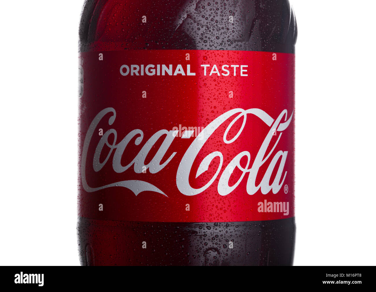Londres, Reino Unido - 24 de enero de 2018: la etiqueta de botella de Coca- Cola clásica sobre fondo blanco. Coca-Cola es uno de los más populares  productos de soda en el mundo