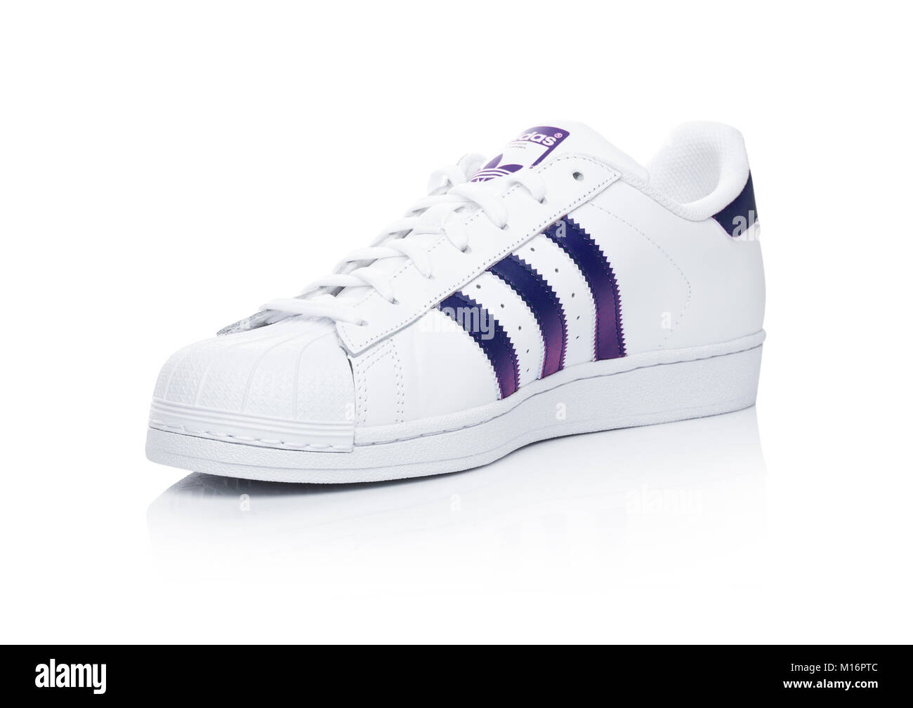 Londres, Reino Unido - 24 de enero 2018: Originales Adidas Superstar zapatos azul sobre fondo blanco.corporación multinacional alemana que diseña y fabrica Fotografía de stock -