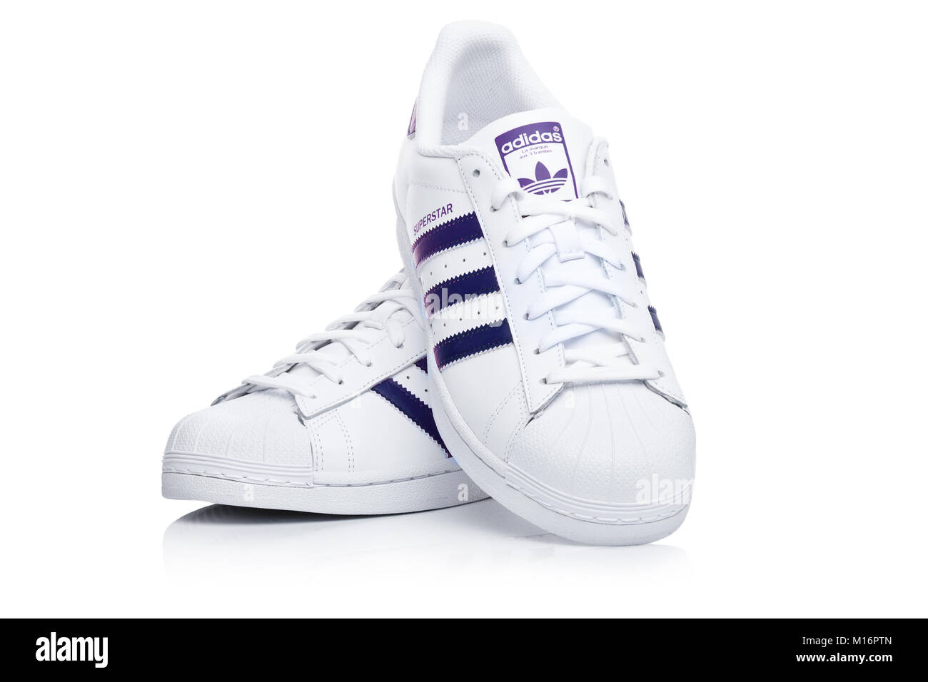 Londres, Reino Unido - 24 de enero de 2018: Originales Adidas Superstar  zapatos azul sobre fondo blanco.corporación multinacional alemana que  diseña y fabrica Fotografía de stock - Alamy