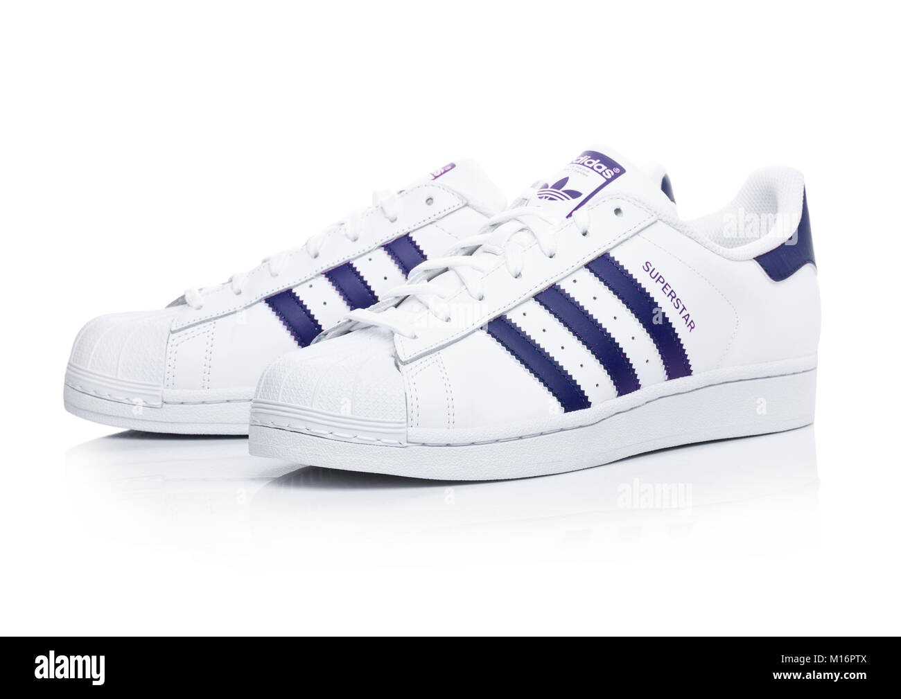 Suministro Casa Bergantín Londres, Reino Unido - 24 de enero de 2018: Originales Adidas Superstar  zapatos azul sobre fondo blanco.corporación multinacional alemana que  diseña y fabrica Fotografía de stock - Alamy