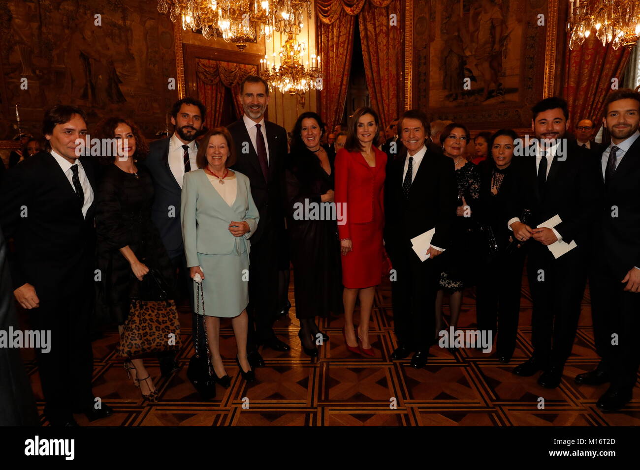 El rey español Felipe VI y Letizia Ortiz con el cantante Raphael, Natalia Figueroa y Paco León durante la ceremonia de clausura de la conmemoración del 4º centenario de la muerte de Miguel de Cervantes en Madrid. 30/01/2017 © Casa de Su Majestad el Rey Crédito: Gtres Información más Comuniación on line, S.L./Alamy Live News Foto de stock