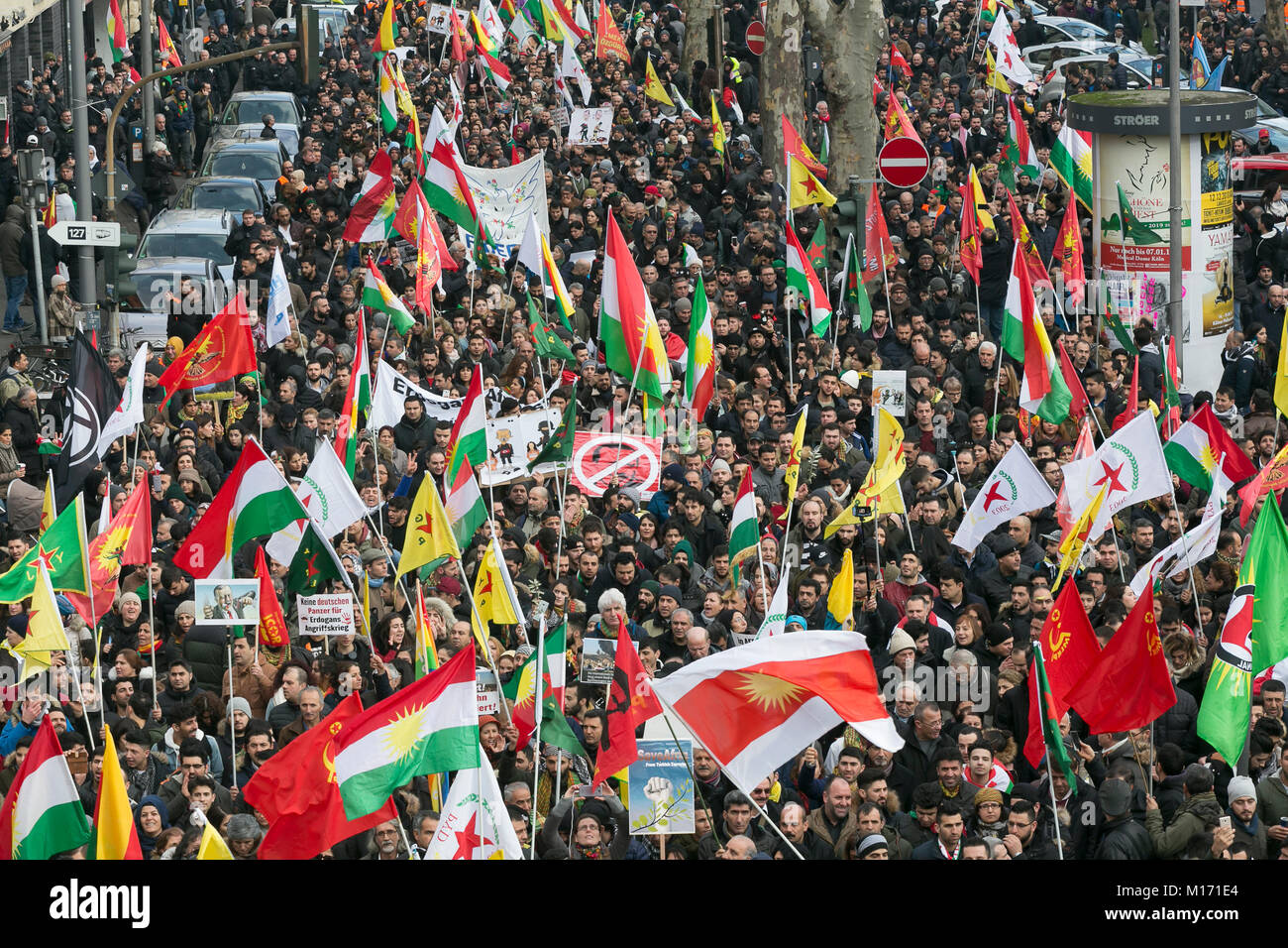 Colonia, Alemania. El 27 de enero, 2018. Aproximadamente 20.000 kurdos protesta contra la ofensiva militar turca en el norte de Siria, en el centro de la ciudad de Colonia Crédito: Guido Schiefer/Alamy Live News Foto de stock