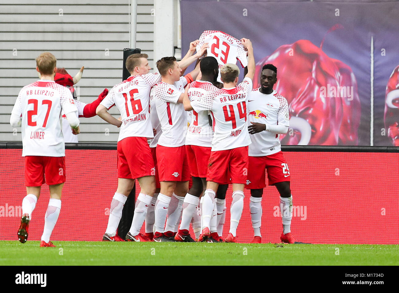 Leipzig jugadores celebrar con una camiseta de los lesionados Halstenberg  después del gol de 1:0 durante el partido de fútbol de la Bundesliga  alemana entre RB Leipzig y Hamburgo SV en el