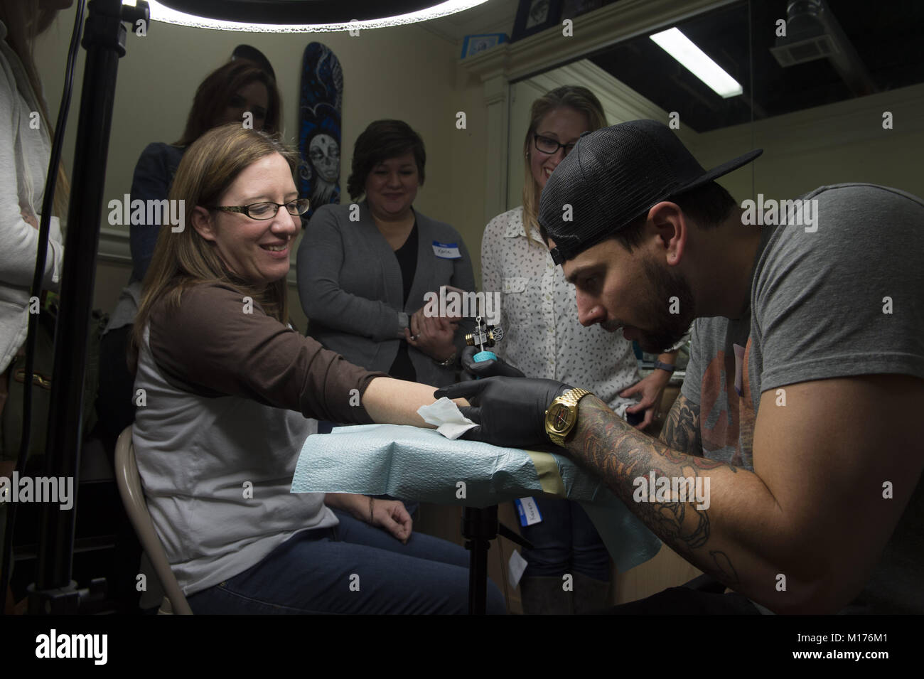 Enero 26, 2018 - Kennesaw, GA - Matt Sandoz, artista, se aplica la tinta a  Karen Slayton docenas de Atlanta a madres de niños con síndrome de Down se  reunieron en Planeta