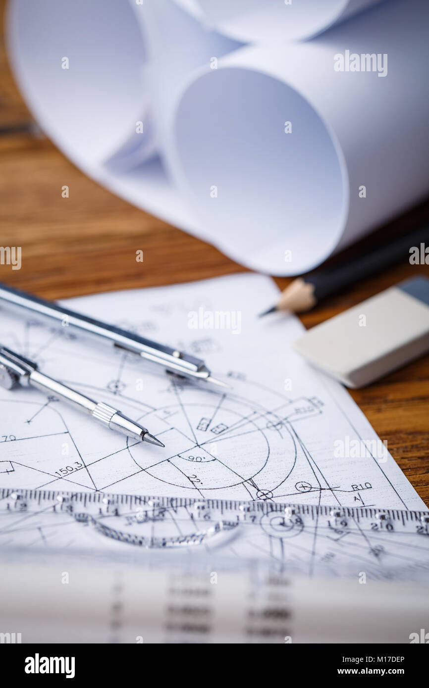 Proyectos arquitectónicos y blueprint rollos y un dibujo