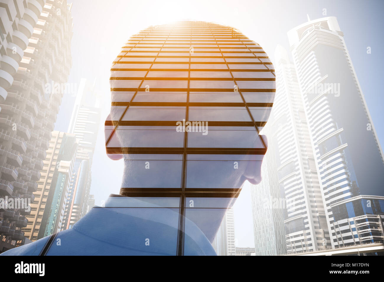 Doble exposición de un empresario y un rascacielos con la luz del sol en la ciudad Foto de stock