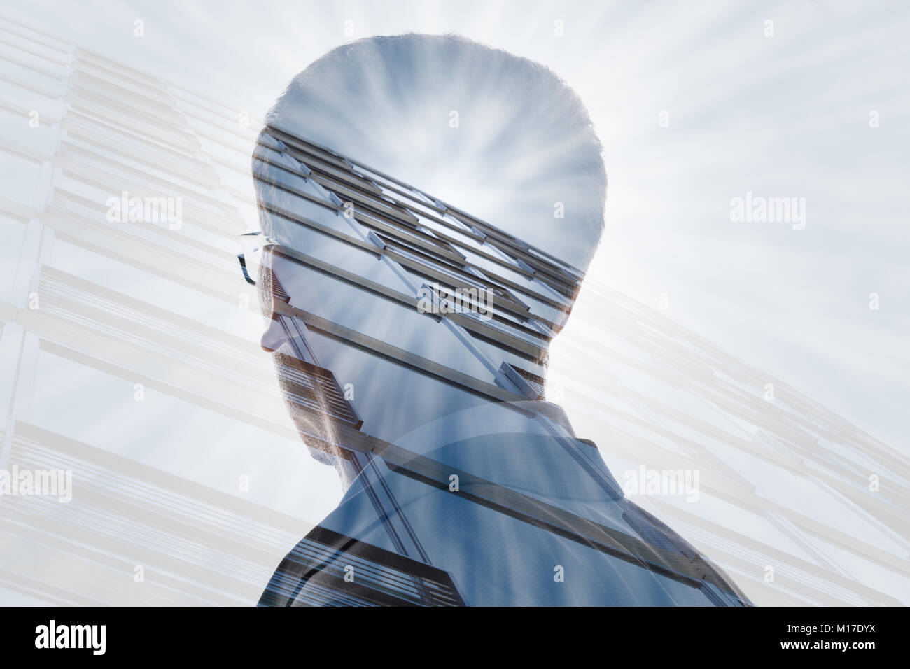 Doble exposición de un empresario y un rascacielos con la luz del sol en la ciudad Foto de stock