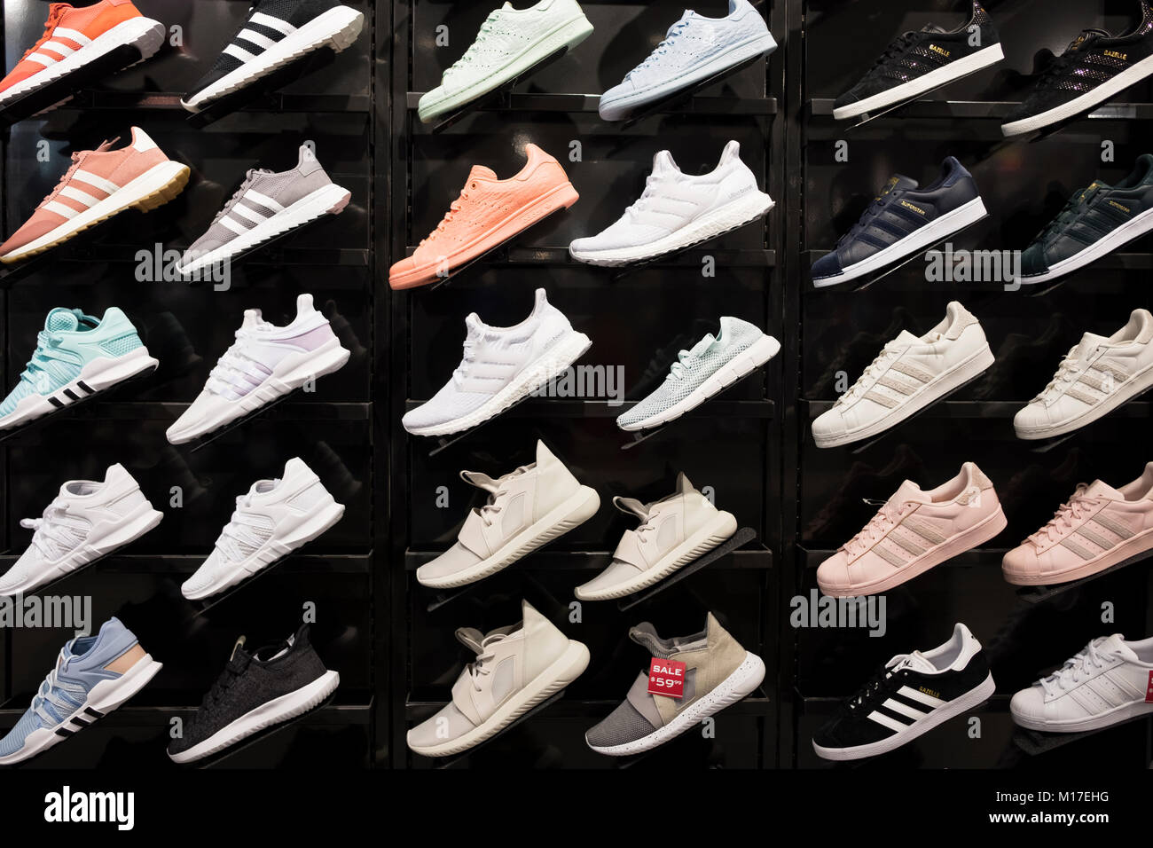 Una pantalla de adidas zapatos atléticos en una tienda de footlocker en  82nd St. off Roosevelt Avenue en Jackson Heights, Queens, Nueva York  Fotografía de stock - Alamy