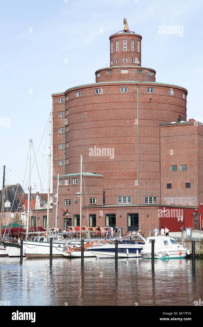 Eckernforde, puerto pesquero y silo redondo en Alemania Foto de stock