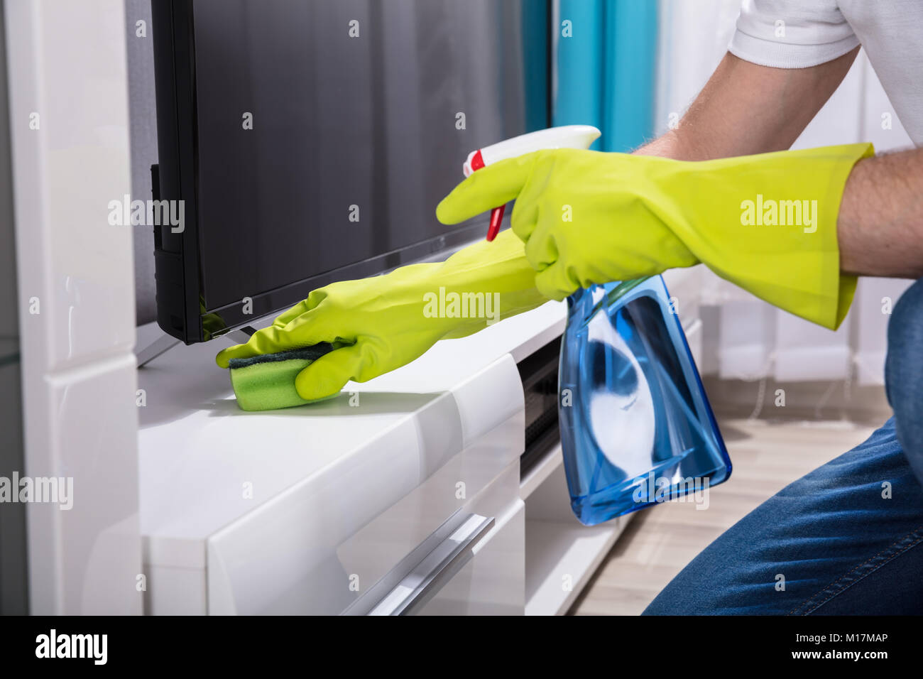 Close-up de la mano de una persona con guantes, limpieza de muebles con  esponja Fotografía de stock - Alamy