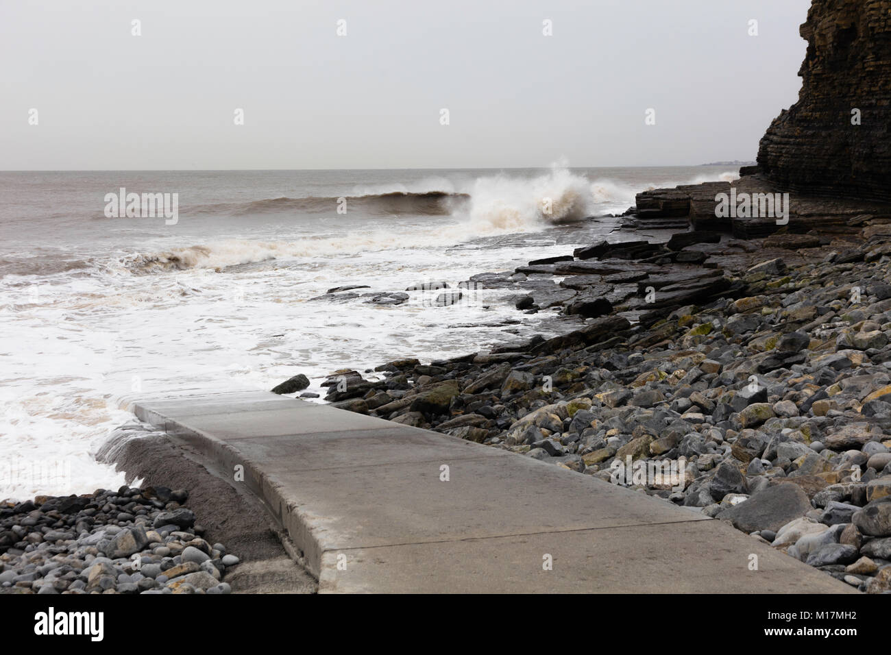 Mar agitado en Southerdown, Bridgend, Gales, Reino Unido Foto de stock