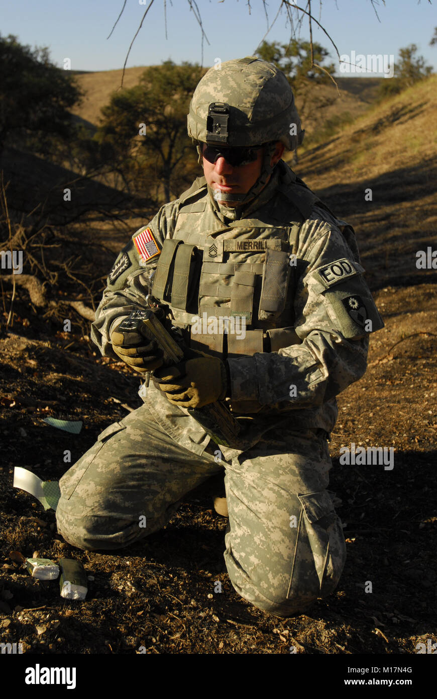 100912-A-8969C-007 La California de la Guardia Nacional del Ejército de 217A de la Unidad de Explosivos de los trenes en el campamento de Roberts y el campamento de San Luis Obispo, en septiembre de 2010, en su comercio de detonar las municiones sin estallar y coloca un poco de team building ejercicio en curso de obstáculo para la buena medida. (Foto de la Guardia Nacional del Ejército/Spc. David Choi) Foto de stock