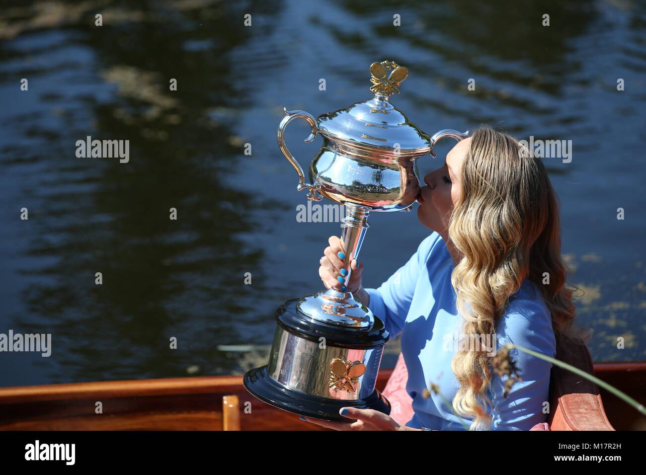 Melbourne, Australia. 28 ene, 2018. Caroline Wozniacki de Dinamarca besa su trofeo del Abierto de Australia, la Daphne Akhurst Memorial Cup en el Real Jardín Botánico de Melbourne, Australia, el 28 de enero, 2018. Crédito: Bai Xuefei/Xinhua/Alamy Live News Foto de stock