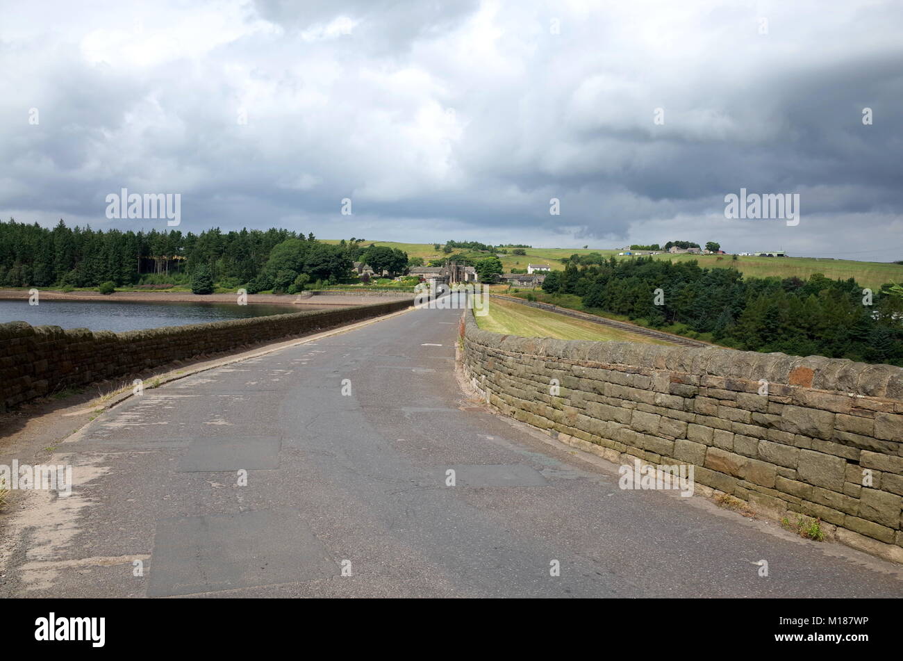 Senderismo en torno Langsett Reservoir en el Peak District National Park. El embalse suministra agua a Sheffield y Barnsley y es un destino popular Foto de stock