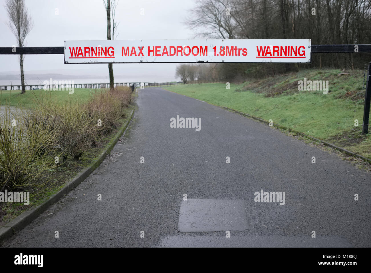 Max headroom signo de advertencia en la carretera para la seguridad de vehículos altos Foto de stock