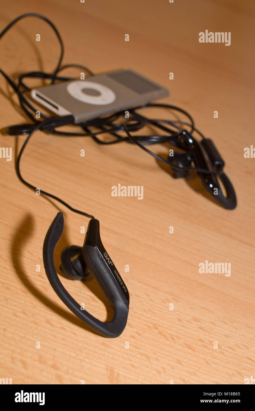 Viejos auriculares ipod fotografías e imágenes de alta resolución - Alamy