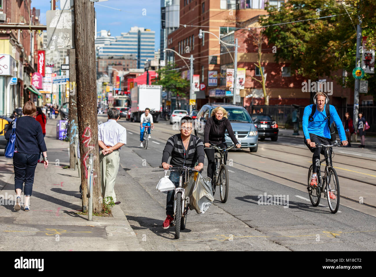 Commuter ciclistas en el centro de Toronto, Ontario, Canadá. Foto de stock