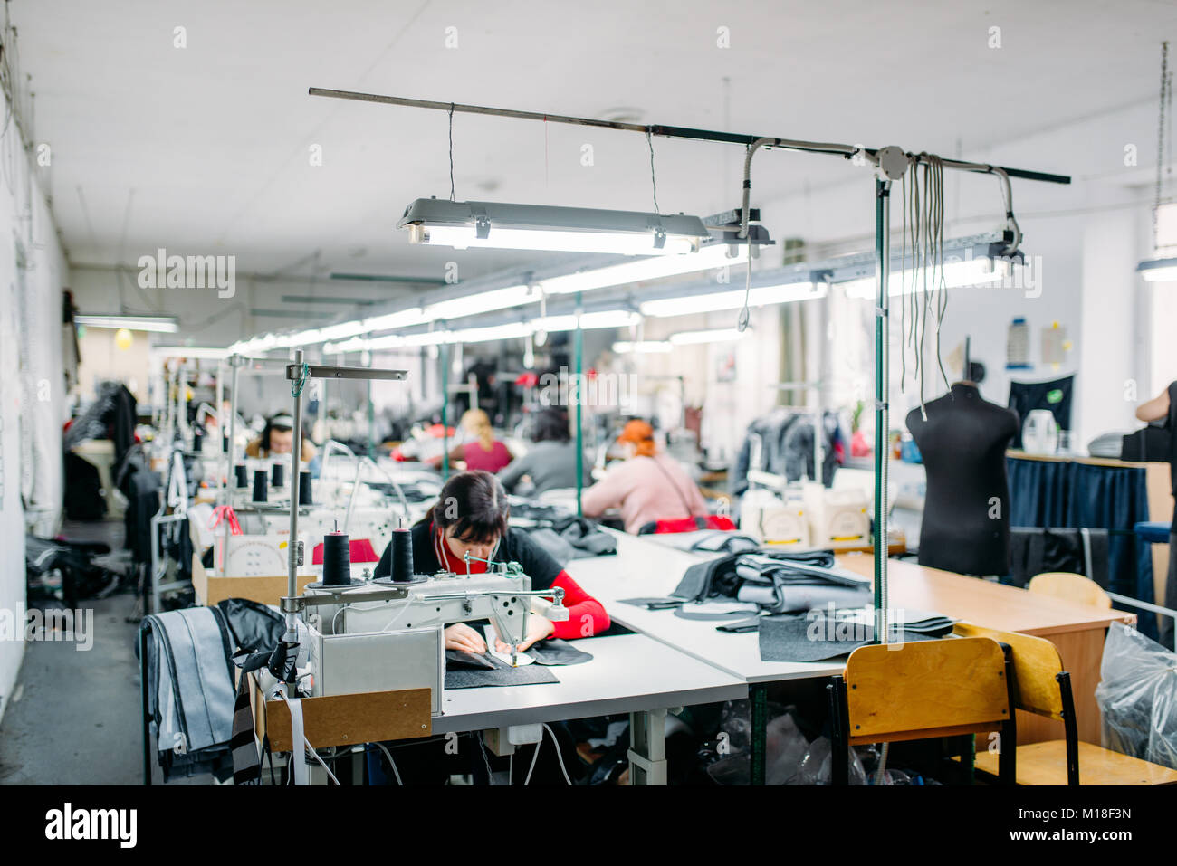 para la producción de de vestir, una máquina de coser sobre tela. Industria de la confección, el equipo de fábrica de vestimenta, adaptación profesional Fotografía de stock - Alamy