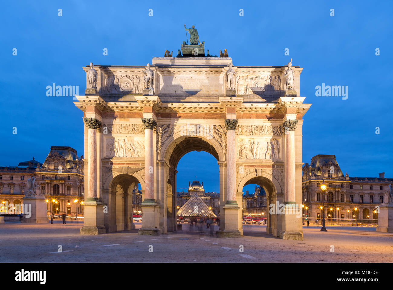 Arc de triomphe du Carrousel,pequeño arco triunfal al anochecer,detrás,jardín Tuilery Louvre,París,Francia Foto de stock